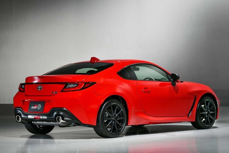 Độ cứng chống xoắn đã được cải thiện khoảng 50% để tăng cường tính ổn định trong khi khoảng cách giữa các bánh xe vẫn được giữ nguyên. Kích thước cụ thể của xe mới là dài 4.265 mm, rộng 1.775 mm, và cao 1.310 mm, với chiều dài cơ sở 2.575 mm. Khi được trang bị hộp số sàn 6 cấp tiêu chuẩn, Toyota 86 2022 có trọng lượng chỉ 1.270 kg. Ngoài ra, nhà sản xuất cũng cung cấp hộp số tự động 6 cấp tùy chọn cho những người mua có nhu cầu.