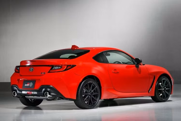 Độ cứng chống xoắn đã được cải thiện khoảng 50% để tăng cường tính ổn định trong khi khoảng cách giữa các bánh xe vẫn được giữ nguyên. Kích thước cụ thể của xe mới là dài 4.265 mm, rộng 1.775 mm, và cao 1.310 mm, với chiều dài cơ sở 2.575 mm. Khi được trang bị hộp số sàn 6 cấp tiêu chuẩn, Toyota 86 2022 có trọng lượng chỉ 1.270 kg. Ngoài ra, nhà sản xuất cũng cung cấp hộp số tự động 6 cấp tùy chọn cho những người mua có nhu cầu.