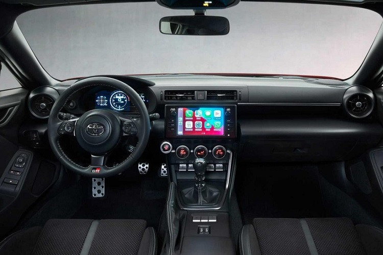 Bạn có thể dễ dàng nhận ra rằng GR 86 một lần nữa được phát triển song hành với BRZ vì cả hai đều chia sẻ phần lớn thiết kế ngoại thất. Điểm khác biệt rõ ràng nhất là thiết kế lưới tản nhiệt phía trước vì chiếc xe của Toyota trông có vẻ dữ dằn hơn một chút. Lưới tản nhiệt này tương tự như những gì bạn tìm thấy trên hatchback hiệu suất cao GR Yaris. Ngoài lưới tản nhiệt, đèn pha LED của 86 dường như cũng khác một chút so với BRZ.