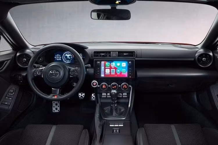 Bạn có thể dễ dàng nhận ra rằng GR 86 một lần nữa được phát triển song hành với BRZ vì cả hai đều chia sẻ phần lớn thiết kế ngoại thất. Điểm khác biệt rõ ràng nhất là thiết kế lưới tản nhiệt phía trước vì chiếc xe của Toyota trông có vẻ dữ dằn hơn một chút. Lưới tản nhiệt này tương tự như những gì bạn tìm thấy trên hatchback hiệu suất cao GR Yaris. Ngoài lưới tản nhiệt, đèn pha LED của 86 dường như cũng khác một chút so với BRZ.