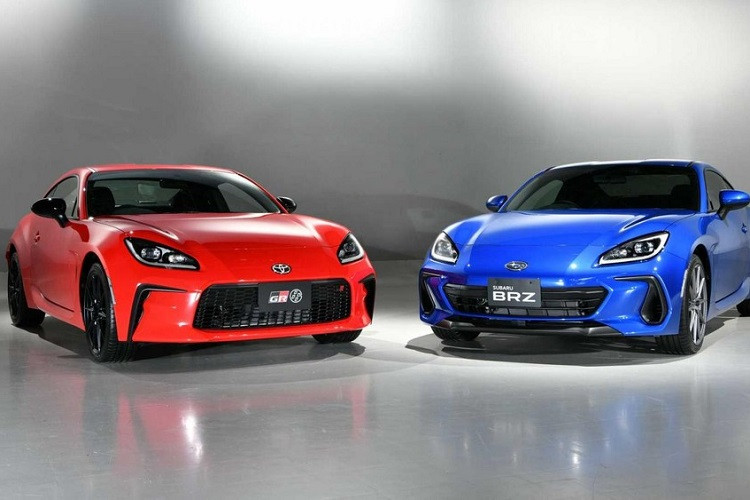 Từ hình dáng của lỗ thông gió và ghế ngồi cho đến thiết bị chuyển số và bàn đạp, 86 và BRZ về cơ bản là có nội thất giống nhau. Về mặt an toàn, phiên bản xe số tự động có sử dụng công nghệ hỗ trợ người lái EyeSight của Subaru. Xe sẽ được bán ở thị trường Nhật Bản vào mùa thu này, nhưng công bố rõ giá xe Toyota GR 86 2022 thế hệ thứ 2 cả cho các phiên bản