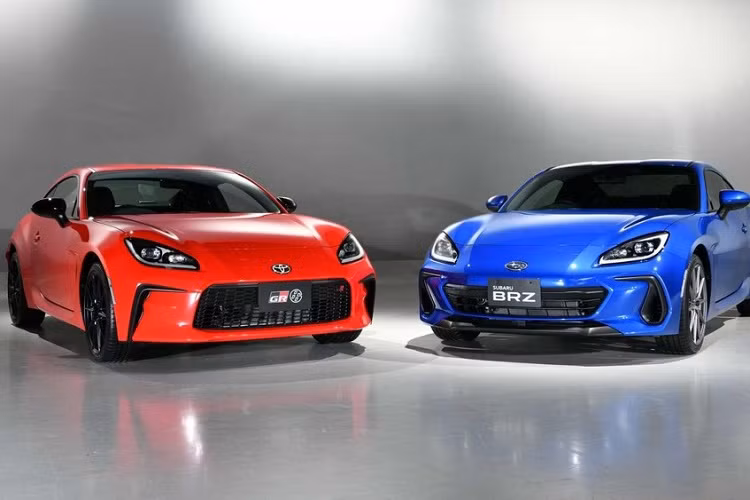 Từ hình dáng của lỗ thông gió và ghế ngồi cho đến thiết bị chuyển số và bàn đạp, 86 và BRZ về cơ bản là có nội thất giống nhau. Về mặt an toàn, phiên bản xe số tự động có sử dụng công nghệ hỗ trợ người lái EyeSight của Subaru. Xe sẽ được bán ở thị trường Nhật Bản vào mùa thu này, nhưng công bố rõ giá xe Toyota GR 86 2022 thế hệ thứ 2 cả cho các phiên bản