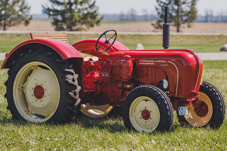 Bên cạnh Ferruccio Lamborghini, Ferdinand Porsche là một tên tuổi lừng danh khác của ngành công nghiệp ôtô từng sản xuất máy kéo. Porsche bắt đầu nghiên cứu và thiết kế máy kéo từ thập niên 1930.