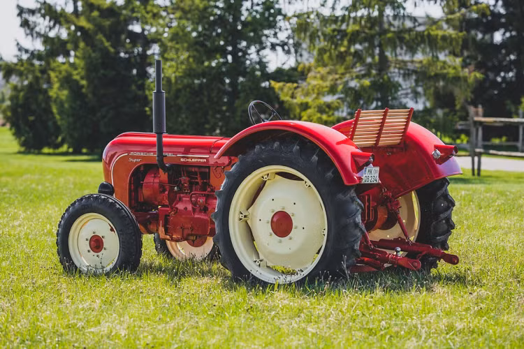 Những chiếc máy kéo Porsche có cấu tạo cơ khí đơn giản, hoạt động ổn định và bền bỉ. Chúng được trang bị động cơ diesel 1, 2, 3 hoặc 4 xi-lanh. Xi-lanh của các động cơ này có thể được tháo/lắp dễ dàng chỉ bởi một người.