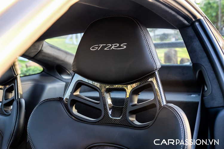 Đuôi xe mang nhiều sự khác biệt so với người anh em 911 GT3 RS như cụm ống xả kép đặt đối xứng hai bên, hai hốc gió sau trên bản GT3 RS đã bị lược bỏ. Phần đuôi xe còn có sự xuất hiện của một cánh gió carbon to bản, giúp giữ cho thân xe luôn ở trên mặt đất khi di chuyển ở tốc độ cao, đây thực chất là hệ thống cánh gió kép với thêm một cánh gió khác dạng ducktail được vuốt theo thân xe. Đèn hậu tích hợp công nghệ LED 4 điểm hiện đại.