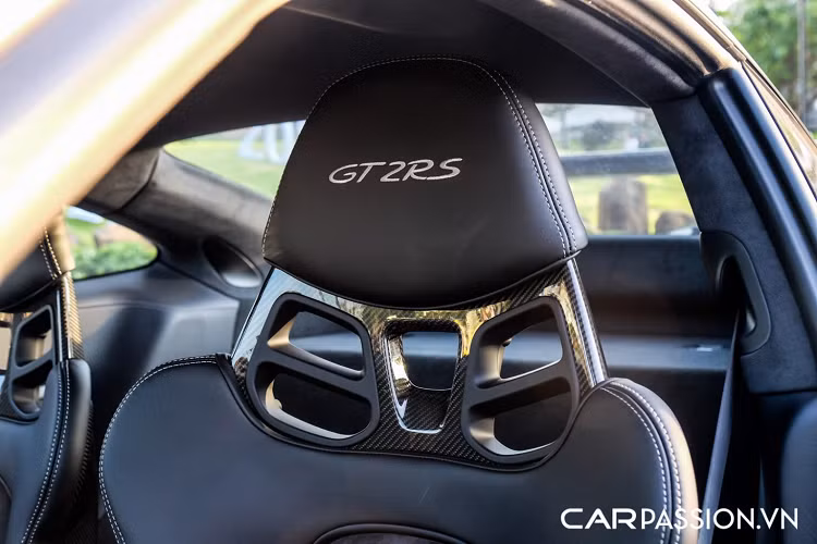 Đuôi xe mang nhiều sự khác biệt so với người anh em 911 GT3 RS như cụm ống xả kép đặt đối xứng hai bên, hai hốc gió sau trên bản GT3 RS đã bị lược bỏ. Phần đuôi xe còn có sự xuất hiện của một cánh gió carbon to bản, giúp giữ cho thân xe luôn ở trên mặt đất khi di chuyển ở tốc độ cao, đây thực chất là hệ thống cánh gió kép với thêm một cánh gió khác dạng ducktail được vuốt theo thân xe. Đèn hậu tích hợp công nghệ LED 4 điểm hiện đại.