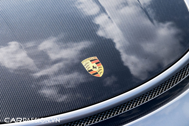 Về mặt thiết kế, nhằm giảm tối đa sức cản gió cho phần đầu xe, cản trước của 911 GT2 RS được trang bị 3 hốc gió lớn, trong đó hai hốc gió ngoài cùng được tích hợp đèn xi-nhan báo rẽ. Tương tự chiếc 911 GT3 RS, một líp trước có khắc chữ “GT2 RS” cũng được bổ sung, có tác dụng điều hòa luồng không khí, mang đến sự ổn định cho thân xe khi vận hành ở tốc độ cao.