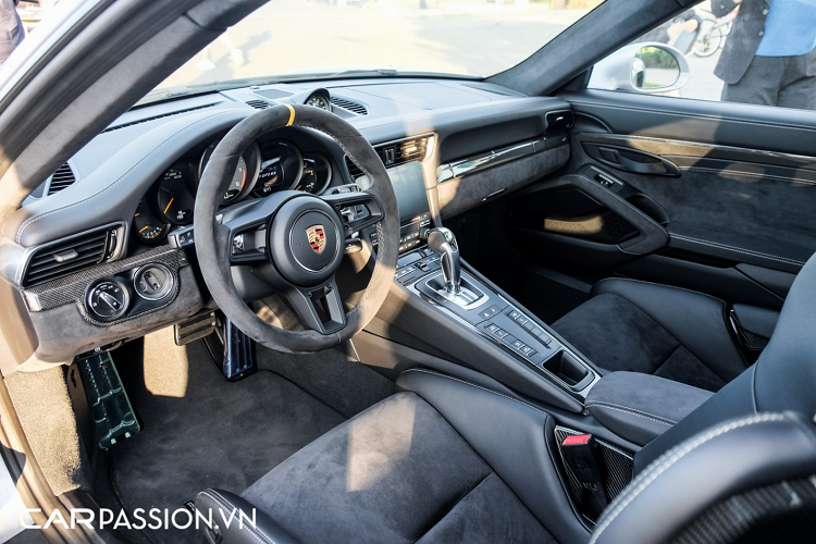 Xe sử dụng bộ mâm 5 chấu kép hình hoa, sơn màu vàng cát và được làm hoàn toàn từ ma-giê để giảm “cân nặng” cho xe. Bộ mâm đặc biệt này có đường kính 20/21 inch lần lượt cho bánh trước và sau xe, bộ lốp mà xe được trang bị có thông số 265/35ZR20 và 325/30ZR21. Cùm phanh được sơn màu vàng nổi bật, 911 GT2 RS sử dụng hệ thống phanh đĩa hiệu năng cao Porsche Ceramic Composite Brake có khả năng chịu nhiệt ấn tượng, đi cùng với đó là bộ khóa tâm bánh xe tương tự những chiếc xe đua. Tên của mẫu siêu xe đặt ở góc trái cánh cửa.