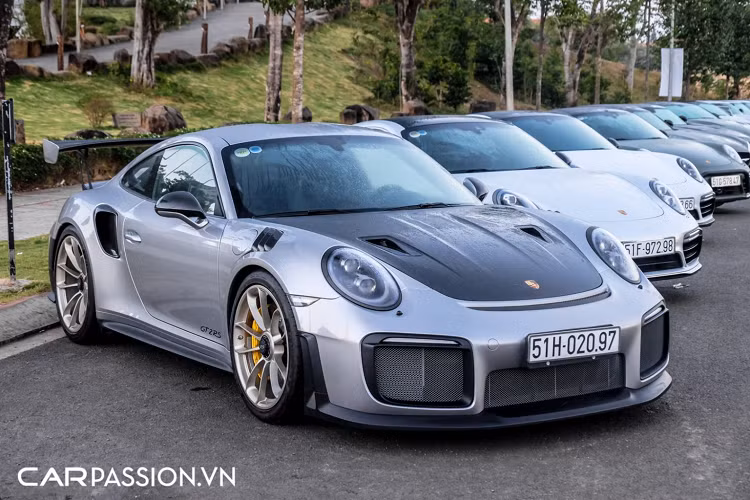 Tại thị trường Việt Nam, giá xe Porsche 911 GT2 RS là hơn 20 tỷ Đồng nhưng nếu được trang bị gói nâng cấp Weissach Package, mức giá của xe sẽ chạm ngưỡng 24 tỉ Đồng. Hiện nay, có đến 2 chiếc Porsche 911 GT2 RS sở hữu gói Weissach Package xuất hiện tại Việt Nam, tuy nhiên chiếc còn lại được nhập khẩu tư nhân với giá bán không được tiết lộ.