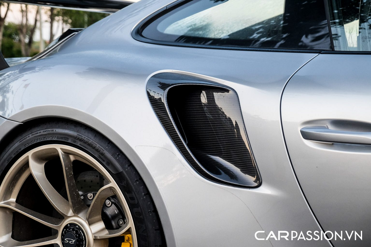 Thân xe của 911 GT2 RS sử dụng nhiều vật liệu nhựa gia cố sợi carbon CFR, đồng thời, hệ thống ống xả của xe được làm từ titanium giúp giảm khối lượng. Hệ thống khung gầm trên xe được gia cố lại, hệ thống treo thể thao kết hợp hệ thống lái sử dụng cầu sau tiên tiến. Hệ thống kiểm soát độ ổn định thân xe Porsche Stability Management được tinh chỉnh đặc biệt sao cho phù hợp nhất với chế độ Sport nhằm tối ưu hóa cảm giác lái.