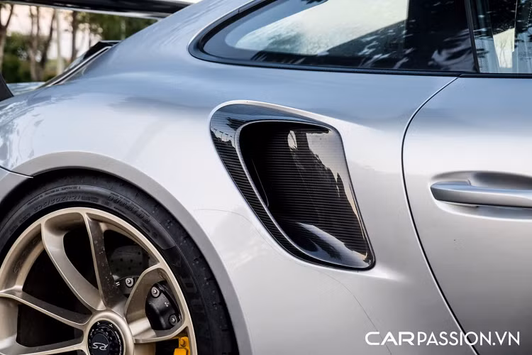 Thân xe của 911 GT2 RS sử dụng nhiều vật liệu nhựa gia cố sợi carbon CFR, đồng thời, hệ thống ống xả của xe được làm từ titanium giúp giảm khối lượng. Hệ thống khung gầm trên xe được gia cố lại, hệ thống treo thể thao kết hợp hệ thống lái sử dụng cầu sau tiên tiến. Hệ thống kiểm soát độ ổn định thân xe Porsche Stability Management được tinh chỉnh đặc biệt sao cho phù hợp nhất với chế độ Sport nhằm tối ưu hóa cảm giác lái.