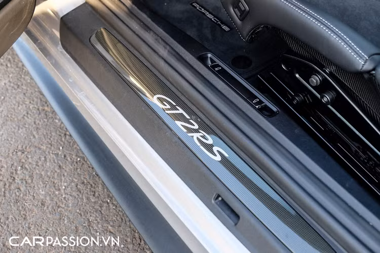 Ngoài việc chú trọng đến vẻ ngoài của xe, Porsche còn bổ sung thêm cho bộ tăng áp kép của 911 GT2 RS một cơ chế tản nhiệt thông minh, giảm nhiệt độ luồng khí nén ở ngay trước kì đốt, góp phần tăng thêm sức mạnh cho mẫu siêu xe vốn dĩ đã sở hữu khối động cơ Boxer với hiệu năng ấn tượng. Hệ thống làm mát hoạt động dựa trên sự kết hợp phun khí nạp với nước. Đây cũng đồng thời là lần đầu tiên Porsche trang bị cho một chiếc xe đường phố hệ thống làm mát này.