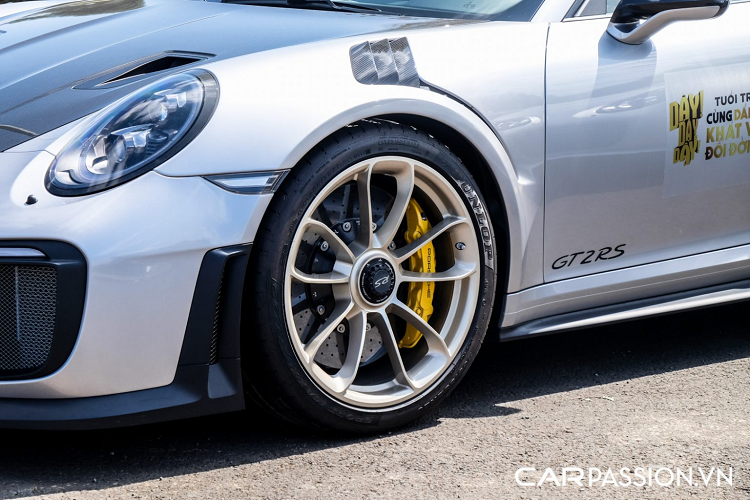 Ghế ngồi trên xe chỉnh cơ và có thiết kế mang phong cách của những mẫu xe đua với khung ghế bằng sợi carbon và tựa đầu ghế thêu tên xe. Vô-lăng ba chấu có thiết kế thể thao, tích hợp lẫy chuyển số bằng kim loại, phía sau là cụm 5 đồng hồ hiển thị thông tin vận hành khá ấn tượng.