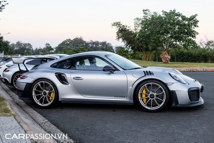Porsche 911 GT2 RS được trang bị động cơ Boxer 6 xi-lanh, dung tích 3.8 lít, sản sinh công suất tối đa 700 mã lực và mô men xoắn cực đại đạt 750 Nm.