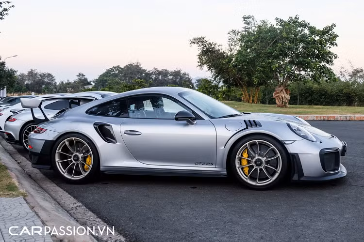 Porsche 911 GT2 RS được trang bị động cơ Boxer 6 xi-lanh, dung tích 3.8 lít, sản sinh công suất tối đa 700 mã lực và mô men xoắn cực đại đạt 750 Nm.