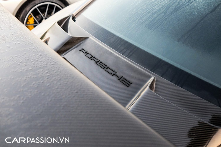 Tiến vào bên trong, khoang nội thất của xe được phối theo tông màu tối nhưng lại không kém phần thể thao. Bệ bước chân bằng sợi carbon với chữ “GT2 RS” phát sáng, các chi tiết như : táp-pi cửa, bảng táp-lô, bệ tì tay, vô-lăng, ghế ngồi, trần xe đều được bọc da Alcantara kết hợp cùng da cao cấp và sử dụng chỉ khâu màu trắng tương phản.