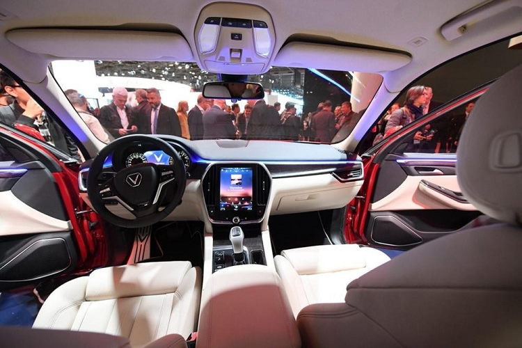 Hiện tại, chưa rõ Minh Nhựa đã chi ra bao nhiêu tiền để mua chiếc SUV của VinFast, nhưng chỉ biết rằng, giá xe VinFast LUX SA2.0 2021 mới nhất ở Việt Nam từ 1,29 tỷ đồng cho bản tiêu chuẩn, bản nâng cao có giá 1,367 tỷ đồng và cuối cùng là VinFast LUX SA2.0 cao cấp có giá lên đến 1,528 tỷ đồng.