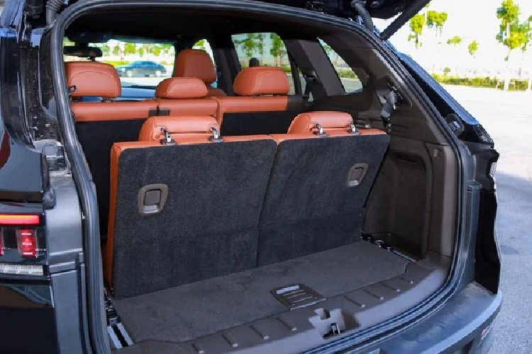 LUX SA2.0 mà Minh Nhựa mới mua được thiết kế bởi studio nổi tiếng Pininfarina, trong đó, chiếc SUV của hãng xe VinFast mang ngoại hình ấn tượng, đặc biệt là phần đầu xe mang đậm dấu ấn thương hiệu VinFast với lưới tản nhiệt thiết kế lớn, logo chữ "V" của VinFast nổi bật ở chính giữa, dải đèn LED định vị kéo dài xuống lưới tản nhiệt kết hợp với chi tiết mạ crôm bóng bên phải của logo tạo nên chữ "F", ký tự thứ hai trong cái tên của thương hiệu xe Việt.