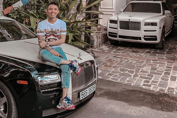 VinFast LUX SA2.0 của Minh Nhựa cũng là mẫu xe SUV rẻ nhất được vị đại gia này bổ sung vào bộ sưu tập xe của mình. Hiện chủ nhân Pagani Huayra đang sở hữu những chiếc SUV hàng đỉnh như Mercedes-AMG G63 Edition One có giá trẹn 12 tỷ đồng, Porsche Cayenne Coupe có giá trên 5 tỷ đồng hay Rolls-Royce Cullinan có giá trên 32 tỷ đồng.