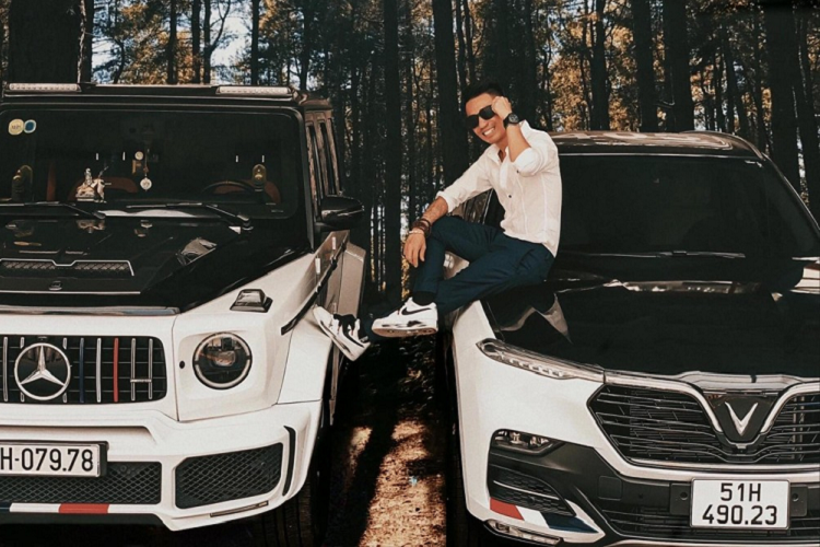 Mới đây, doanh nhân Phạm Trần Nhật Minh "Minh Nhựa", một trong những người chơi siêu xe hàng đầu ở Việt Nam đã chia sẻ hình ảnh về một chiếc SUV mới vào bộ sưu tập xe khủng của mình. Đó chính là VinFast LUX SA2.0 đời mới, một mẫu xe SUV mang thương hiệu Việt. "Thêm chiếc xe vào đội hình - Tự nhiên thấy vui quá - Vui vì mình là người Việt Nam - Vui vì đây là chiếc xe Việt Nam - Việt Nam tôi đó và Việt Nam tôi có", Minh Nhựa chia sẻ tâm trạng khi khoe chiếc xe SUV mới tinh VinFast LUX SA2.0 vào bộ sưu tập xe của mình là.