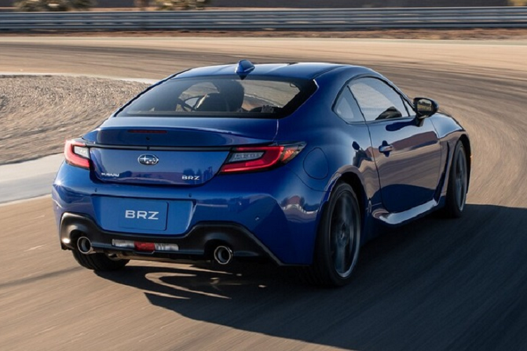 Bằng cách sử dụng chất liệu nhôm ở trần xe, mũi xe và nắp capo nên trọng lượng của Subaru BRZ 2022 được tối ưu ở mức 1315 kg. Ngoài ra, kích thước tổng thể DxRxC của phiên bản mới lần lượt là 4265 x 1775 x 1311 mm, thấp hơn 13 mm và dài hơn 30 mm so với thế hệ tiền nhiệm - giúp trọng tâm xe được đặt thấp hơn, cải thiện đáng kể độ bám đường.