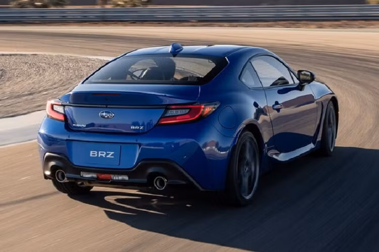 Bằng cách sử dụng chất liệu nhôm ở trần xe, mũi xe và nắp capo nên trọng lượng của Subaru BRZ 2022 được tối ưu ở mức 1315 kg. Ngoài ra, kích thước tổng thể DxRxC của phiên bản mới lần lượt là 4265 x 1775 x 1311 mm, thấp hơn 13 mm và dài hơn 30 mm so với thế hệ tiền nhiệm - giúp trọng tâm xe được đặt thấp hơn, cải thiện đáng kể độ bám đường.