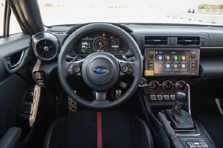 Tổng thể thiết kế của Subaru BRZ 2022 có những bước tiến rõ rệt hơn, được đánh giá là sự tiến hóa thành công từ thế hệ tiền nhiệm. Phần đầu xe mang cái nhìn hiện đại nhờ cụm đèn pha tạo hình giọt nước, tích hợp đèn định vị hình chữ C đầy tinh tế và đẹp mắt. Nắp capo kéo dài với các đường gân dập nổi mạnh mẽ giúp tránh đi cảm giác nhàm chán.