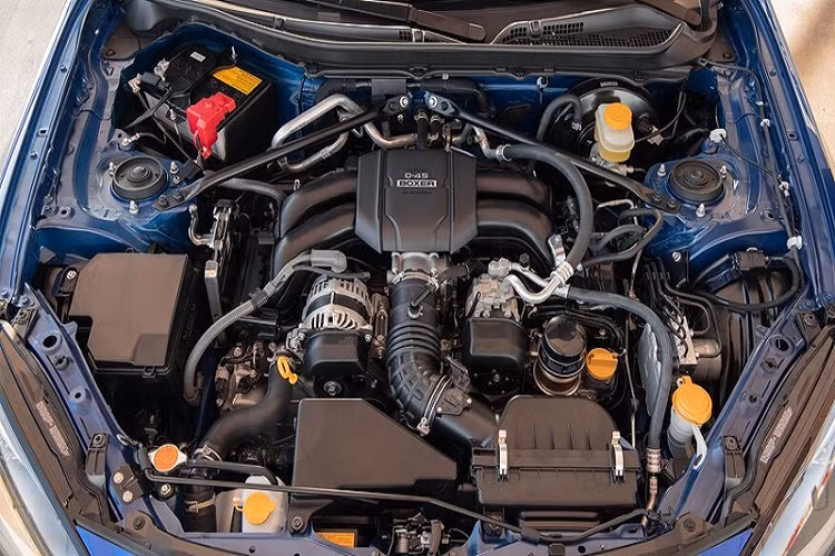 Bắt đầu với động cơ, Subaru BRZ 2022 mới được trang bị động cơ 4 xy-lanh 2.4L cho ra công suất tối đa 228 mã lực và momen xoắn cực đại 250 Nm - cao hơn khoảng 15% so với thế hệ tiền nhiệm. Ngoài ra, giới hạn vòng tua máy của động cơ cũng được tăng lên mức 7000 vòng/phút. Phiên bản mới vẫn có sẵn với 2 tùy chọn hộp số sàn 6 cấp hoặc tự động 6 cấp.