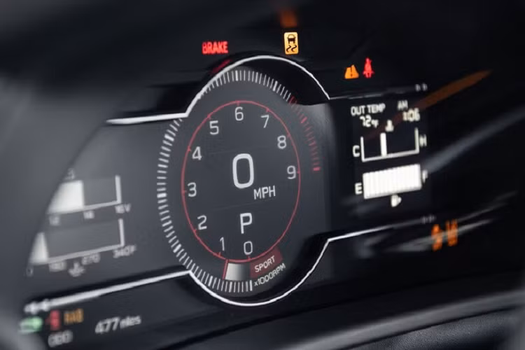 Bên trong khoang nội thất, Subaru BRZ 2022 sở hữu thiết kế thể thao và trẻ trung với nhiều trang bị công nghệ hàng đầu. Bảng taplo có xu hướng nghiêng về vị trí ghế lái, giúp người lái dễ dàng thao tác hơn. Màn hình cảm ứng 8 inch cung cấp khả năng hiển thị hệ thống thông tin giải trí một cách sắc nét với giao diện trực quan và dễ sử dụng.