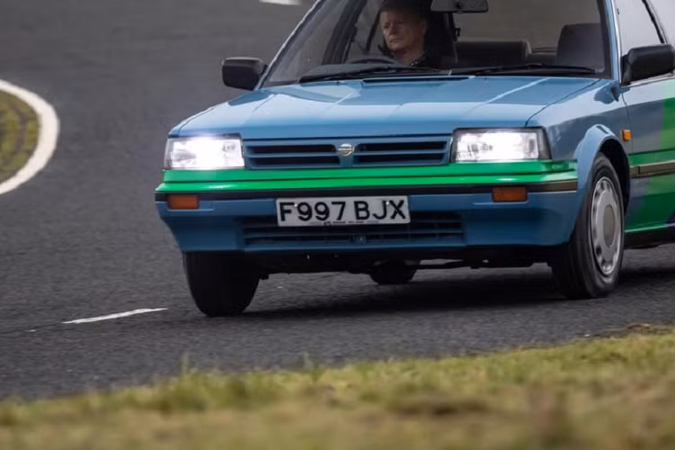 Chiếc xe chuyển đổi Nissan Newbird chạy điện độc nhất vô nhị này được tạo ra cho mục đích trưng bày và không được phép sử dụng trên đường phố thông thường. Tuy nhiên, đây sẽ là một sự khởi đầu thú vị cho bước chuyển đổi tại nhà máy Sunderland, nơi hơn 10,5 triệu xe Nissan đã được sản xuất kể từ năm 1986. Ngày nay, nhà máy đang tuyển dụng khoảng 6.000 người, tăng từ 430 công nhân bắt đầu cách đây 35 năm.