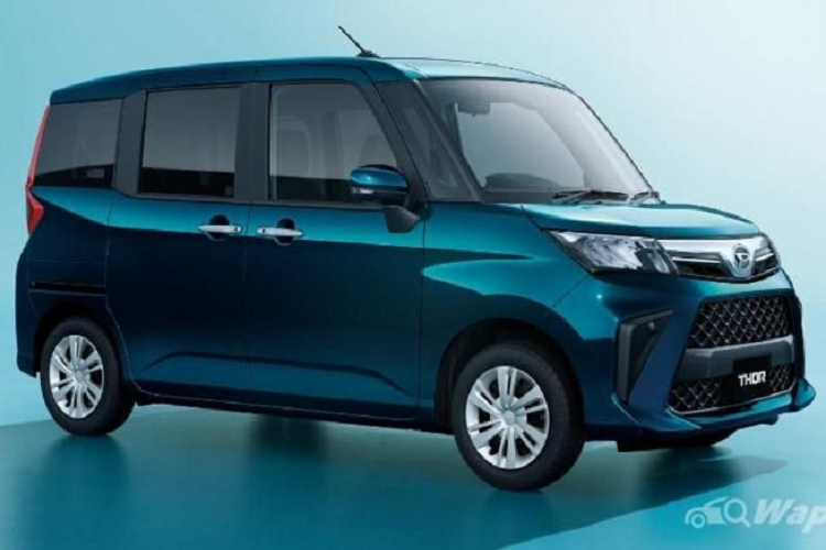 Thêm vào đó, ghế hành khách phía trước có thể nâng hạ ghế bằng điều khiển không dây từ xa, cho phép hành khách dễ dàng ra / vào xe hơn. Tại Nhật, giá xe Daihatsu Thor Seat Lift từ 1.745.000 JPY (khoảng 363 triệu đồng).