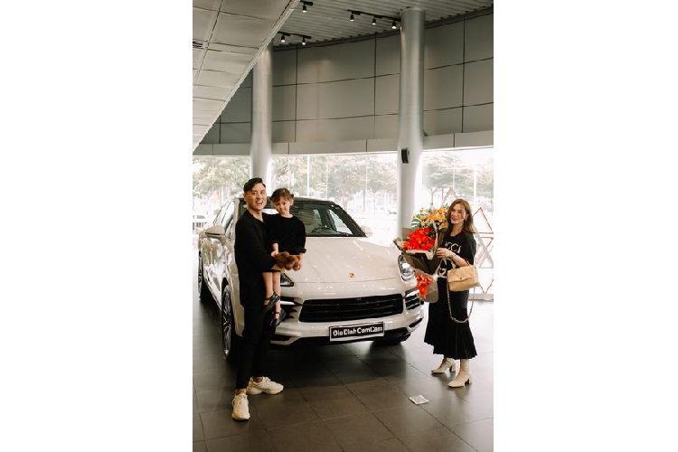 Porsche Cayenne Coupe đã được giới thiệu tại thị trường quốc tế từ 2 năm trước. Điểm nổi bật trên Porsche Cayenne Coupe nằm ở các đường thiết kế sắc nét hơn so với bản Cayenne thông thường. Đuôi xe được thiết kế vát thẳng xuống từ mui tới đuôi tạo cảm giác độc đáo và nổi bật, điều đó kết hợp với cánh gió chủ động và trần kính toàn cảnh cố định càng gia tăng vẻ thể thao và cuốn hút cho mẫu SUV lai coupe này. Thêm vào đó, khách hàng còn có thể tuỳ chọn thêm trang bị bộ mâm làm bằng sợi carbon cực kỳ cá tính.