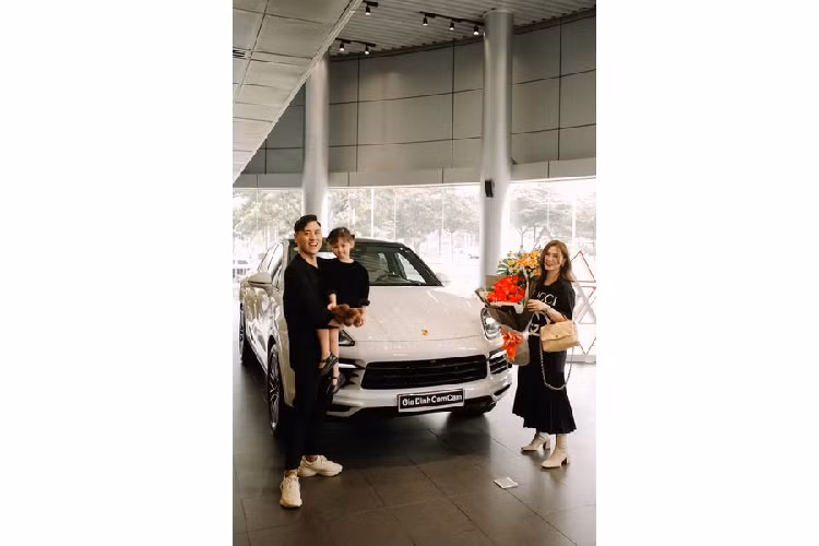 Porsche Cayenne Coupe đã được giới thiệu tại thị trường quốc tế từ 2 năm trước. Điểm nổi bật trên Porsche Cayenne Coupe nằm ở các đường thiết kế sắc nét hơn so với bản Cayenne thông thường. Đuôi xe được thiết kế vát thẳng xuống từ mui tới đuôi tạo cảm giác độc đáo và nổi bật, điều đó kết hợp với cánh gió chủ động và trần kính toàn cảnh cố định càng gia tăng vẻ thể thao và cuốn hút cho mẫu SUV lai coupe này. Thêm vào đó, khách hàng còn có thể tuỳ chọn thêm trang bị bộ mâm làm bằng sợi carbon cực kỳ cá tính.