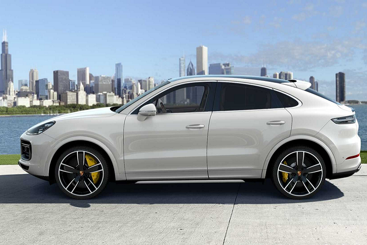 Về truyền động, Cayenne Coupe phiên bản tiêu chuẩn được trang bị khối động cơ 6 xy-lanh 3.0L tăng áp cho công suất 340 mã lực và mô-men xoắn 450 Nm, giúp xe tăng tốc từ 0 - 100km/h chỉ với 6 giây trước khi đạt tốc độ tối đa 243 km/h.