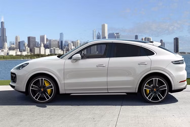 Về truyền động, Cayenne Coupe phiên bản tiêu chuẩn được trang bị khối động cơ 6 xy-lanh 3.0L tăng áp cho công suất 340 mã lực và mô-men xoắn 450 Nm, giúp xe tăng tốc từ 0 - 100km/h chỉ với 6 giây trước khi đạt tốc độ tối đa 243 km/h.