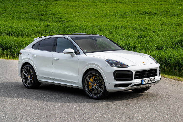 Trong khi đó, Porsche Cayenne Coupe Turbo hiệu suất cao sở hữu động cơ tăng áp kép V8 4.0L cho công suất 550 mã lực và mô-men xoắn 770 Nm. Phiên bản này có thể tăng tốc từ 0 - 100 km/h trong 3,9 giây, vận tốc tối đa đạt 286 km/h.