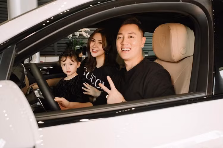 Không rõ Kiên Hoàng có đặt mua thêm gói tùy chọn cho chiếc xe sang Porsche Cayenne Coupe mới tậu không hay giữ xe ở dạng tiêu chuẩn. Theo bảng giá niêm yết, Porsche Cayenne Coupe tiêu chuẩn chính hãng có giá hơn 5 tỷ đồng.