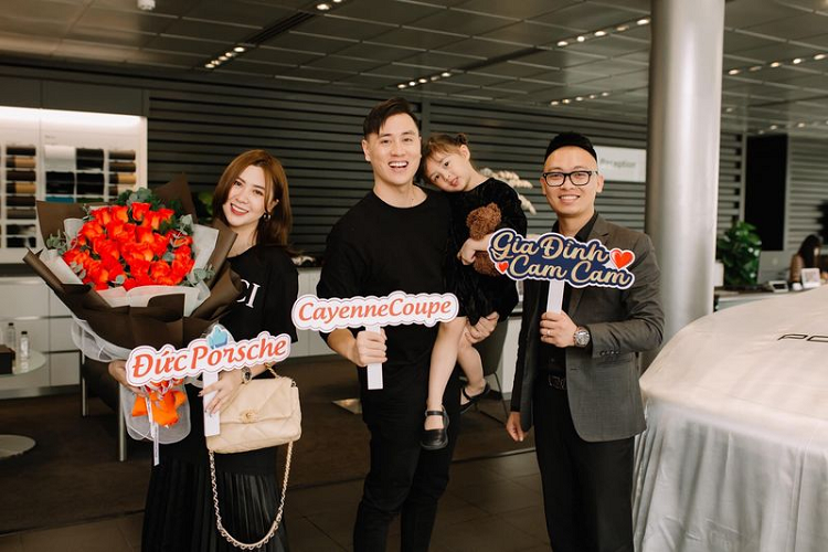 Porsche Cayenne Coupe thế hệ mới sở hữu kính chắn gió trước và cột A bớt dốc hơn so với phiên bản Cayenne thường, trong khi đó nóc xe thấp hơn khoảng 19,8 mm.