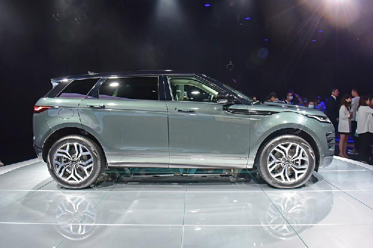 Vào hồi đầu tháng 4 năm nay, những hình ảnh rò rỉ đầu tiên của Range Rover Evoque 2021 mới phiên bản kéo dài L dành cho thị trường Trung Quốc đã xuất hiện trên mạng. Vào thời điểm đó, giới báo chí Trung Quốc dự đoán rằng Range Rover Evoque L sẽ chính thức trình làng trong triển lãm Ô tô Thượng Hải 2021 diễn ra cùng tháng. Tuy nhiên, mãi đến nay, hãng Land Rover mới giới thiệu Range Rover Evoque L 2021 với người tiêu dùng Trung Quốc.