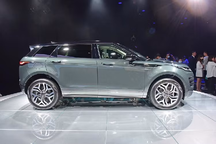 Vào hồi đầu tháng 4 năm nay, những hình ảnh rò rỉ đầu tiên của Range Rover Evoque 2021 mới phiên bản kéo dài L dành cho thị trường Trung Quốc đã xuất hiện trên mạng. Vào thời điểm đó, giới báo chí Trung Quốc dự đoán rằng Range Rover Evoque L sẽ chính thức trình làng trong triển lãm Ô tô Thượng Hải 2021 diễn ra cùng tháng. Tuy nhiên, mãi đến nay, hãng Land Rover mới giới thiệu Range Rover Evoque L 2021 với người tiêu dùng Trung Quốc.
