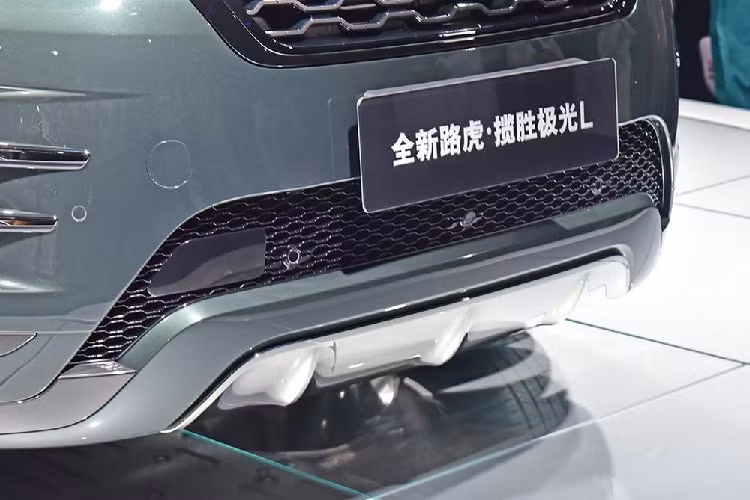 Bên dưới xuất hiện hốc gió trung tâm rộng với thiết kế mắt lưới hình tổ ong và tấm ốp gầm màu bạc hầm hố. Chưa hết, Range Rover Evoque L 2021 còn được trang bị tay nắm cửa bật lên, thụt xuống trên sườn xe giống bản thường. Ngay cả bộ vành có thiết kế 5 chấu hình chữ "Y" kép của Range Rover Evoque L 2021 cũng được bê từ bản thường sang.