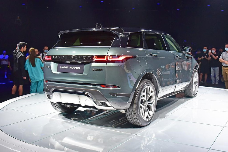 "Trái tim" của Range Rover Evoque L 2021 là hệ truyền động mild hybrid với máy xăng 4 xi-lanh, tăng áp, dung tích 2.0L và hệ thống điện 48 V. Hệ truyền động này tạo ra công suất tối đa 249 mã lực và kết hợp với hộp số tự động 8 cấp.