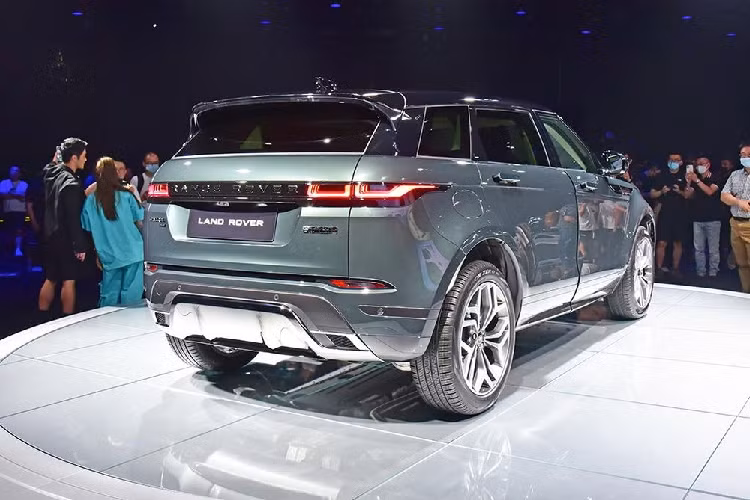 "Trái tim" của Range Rover Evoque L 2021 là hệ truyền động mild hybrid với máy xăng 4 xi-lanh, tăng áp, dung tích 2.0L và hệ thống điện 48 V. Hệ truyền động này tạo ra công suất tối đa 249 mã lực và kết hợp với hộp số tự động 8 cấp.