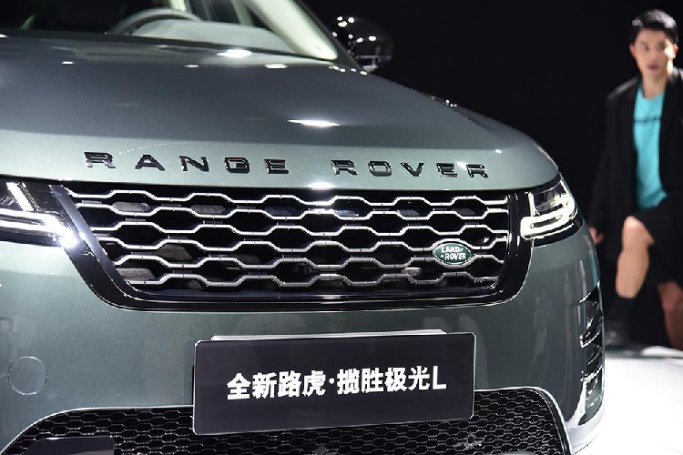Phần lớn sự thay đổi về chiều dài của Range Rover Evoque L 2021 đều dồn vào khu vực sau cột B nhằm mang đến hàng ghế thứ hai rộng rãi hơn cho mẫu SUV hạng sang này. Trong khi đó, những khu vực còn lại của Range Rover Evoque L 2021 có thiết kế về cơ bản là giống bản thường.