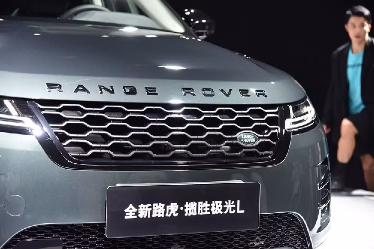 Phần lớn sự thay đổi về chiều dài của Range Rover Evoque L 2021 đều dồn vào khu vực sau cột B nhằm mang đến hàng ghế thứ hai rộng rãi hơn cho mẫu SUV hạng sang này. Trong khi đó, những khu vực còn lại của Range Rover Evoque L 2021 có thiết kế về cơ bản là giống bản thường.
