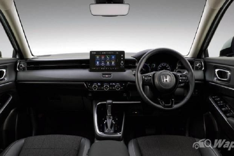 Phần lưới tản nhiệt trung tâm bao gồm các thanh mỏng nằm ngang (hoặc tổ ong 3D) được thiết kế để hòa quyện cùng cản trước, phù hợp với tổng thể của HR-V mới. Đèn pha LED cũng được sửa đổi để trông gọn gàng, mượt mà hơn.