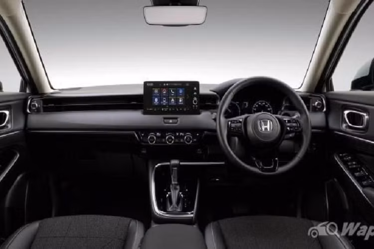 Phần lưới tản nhiệt trung tâm bao gồm các thanh mỏng nằm ngang (hoặc tổ ong 3D) được thiết kế để hòa quyện cùng cản trước, phù hợp với tổng thể của HR-V mới. Đèn pha LED cũng được sửa đổi để trông gọn gàng, mượt mà hơn.