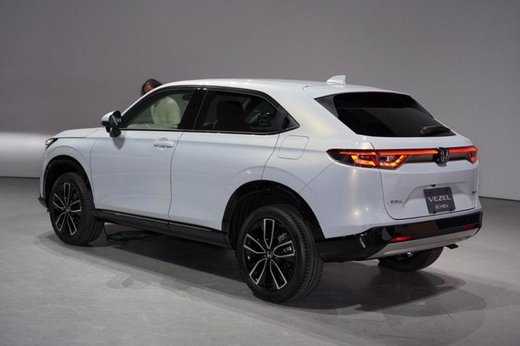 Cabin của Honda HR-V 2021 được bày trí theo chủ đề chiều ngang với bảng điều khiển mỏng, tối giản và cửa gió điều hòa toàn chiều rộng. Bảng điều khiển trung tâm dạng cầu cao của mẫu xe tiền nhiệm cũng đã được loại bỏ để tổng thể khoang lái trông gọn gàng và cao cấp hơn. Honda HR-V 2021 đang là một cái tên rất "hot", mẫu xe này có vẻ cũng sắp ra mắt thị trường Đông Nam Á, cụ thể là Thái Lan, sau đó là Malaysia.