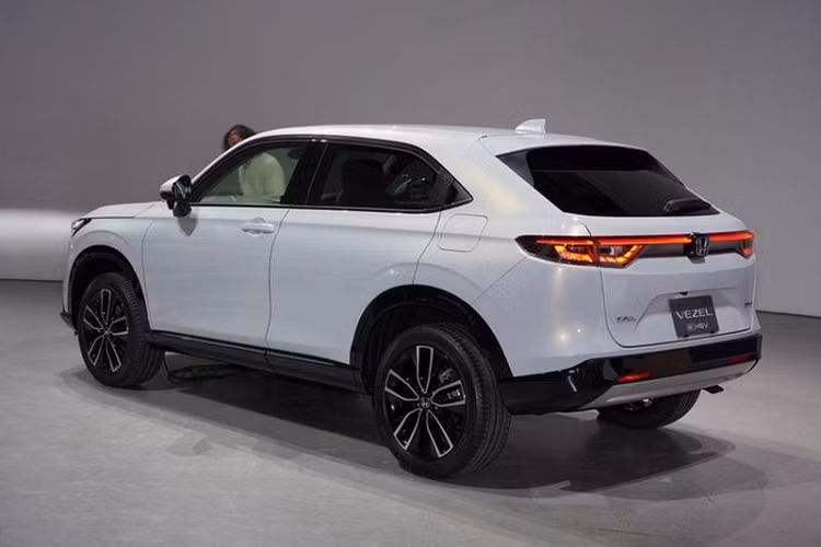 Cabin của Honda HR-V 2021 được bày trí theo chủ đề chiều ngang với bảng điều khiển mỏng, tối giản và cửa gió điều hòa toàn chiều rộng. Bảng điều khiển trung tâm dạng cầu cao của mẫu xe tiền nhiệm cũng đã được loại bỏ để tổng thể khoang lái trông gọn gàng và cao cấp hơn. Honda HR-V 2021 đang là một cái tên rất "hot", mẫu xe này có vẻ cũng sắp ra mắt thị trường Đông Nam Á, cụ thể là Thái Lan, sau đó là Malaysia.