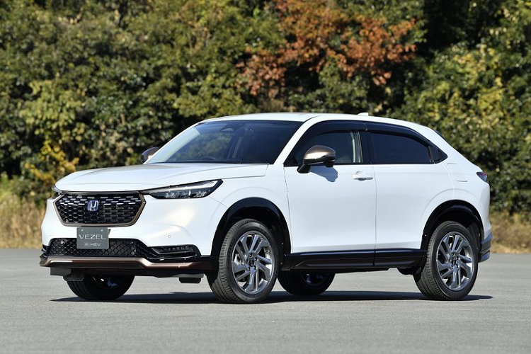 Với sự tăng giá đó, Honda HR-V hoàn toàn mới khi cập bến Malaysia tất nhiên cũng nhận được một số nâng cấp. Biến thể G cơ sở sẽ có đèn sương mù LED và bánh xe hợp kim 16 inch thể thao hơn.